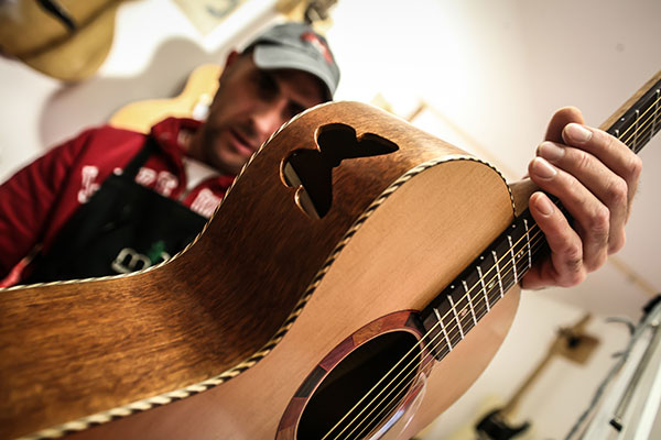 Julien Barat, ancien guitariste, ouvre son atelier de lutherie